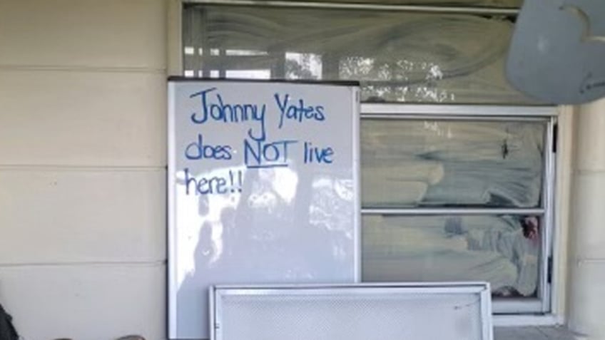 florida man wanted by cops leaves goofy whiteboard message but fools no one