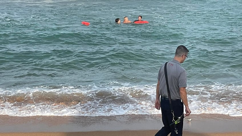 florida officer has baywatch moment saving 2 swimmers in daring ocean rescue