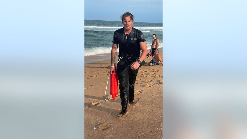 florida officer has baywatch moment saving 2 swimmers in daring ocean rescue