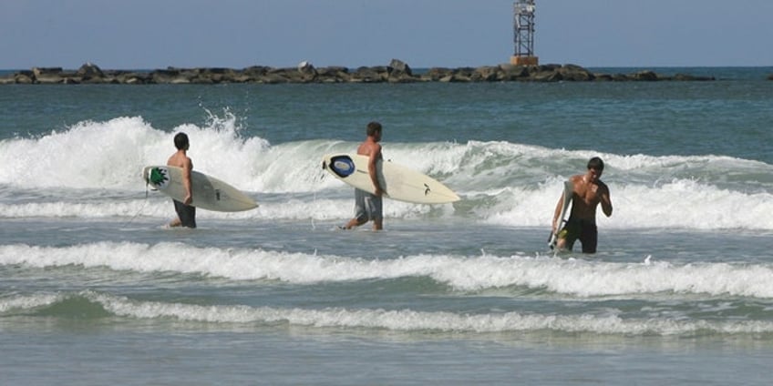 florida surfer attacked by shark credits friend for life saving rescue could have been way worse