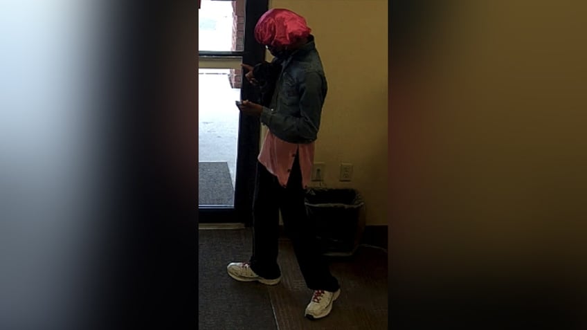 florida teen attempts to rob bank wearing mask and large pink shower cap authorities