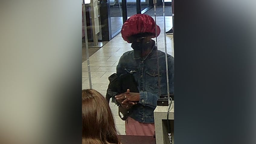 florida teen attempts to rob bank wearing mask and large pink shower cap authorities