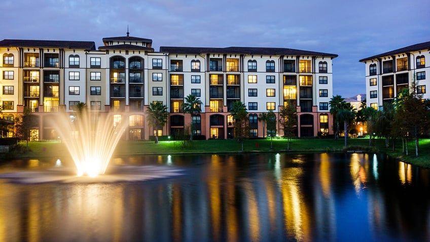 Sheraton-Vistana-Villages-Resort-Villas,-man-made-lake-in-the-evening.