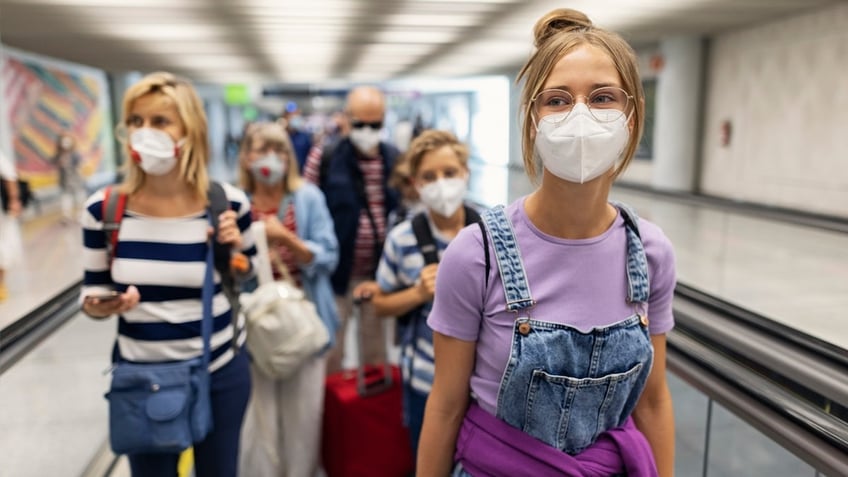 Travelers masks airport