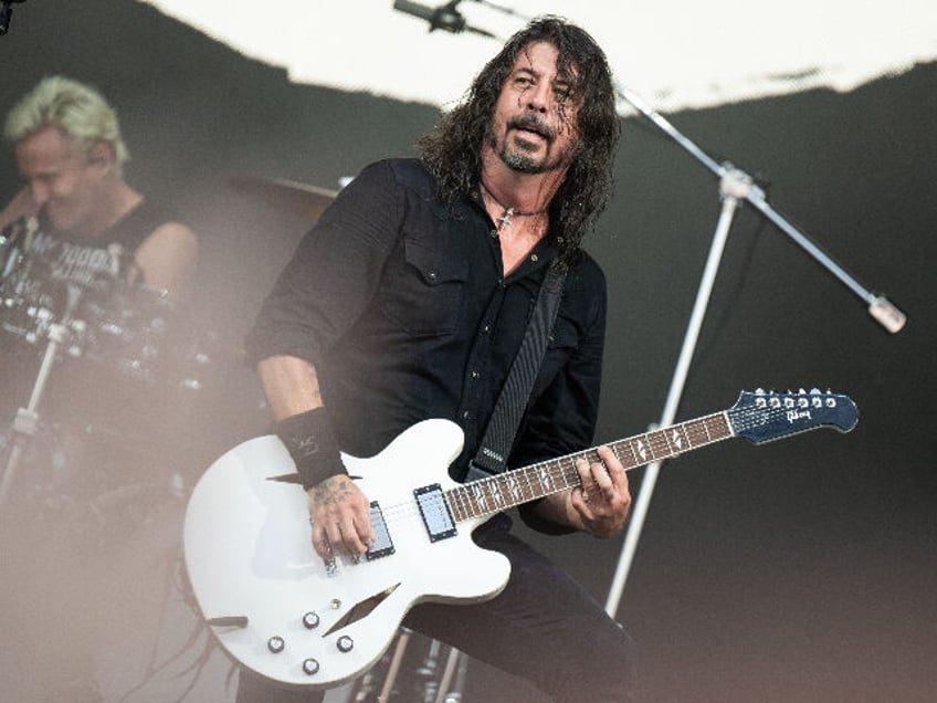 GLASTONBURY, ENGLAND - JUNE 23: Dave Grohl from the Foo Fighters performs on The Pyramid S