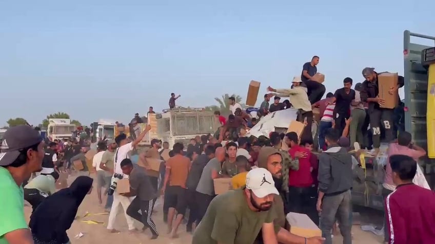 footage shows hundreds of palestinians looting aid convoy in gaza blocking delivery from us pier