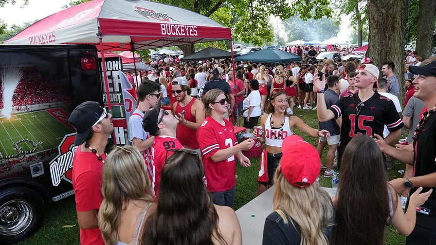 football favorites 5 tips for how to host the best tailgate party this sports season