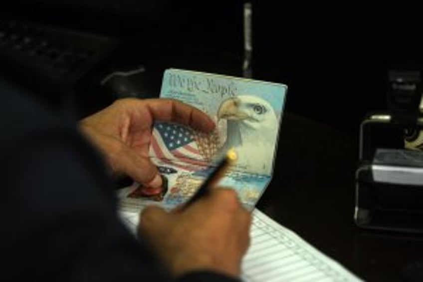 For first time, U.S. passport holders can renew online