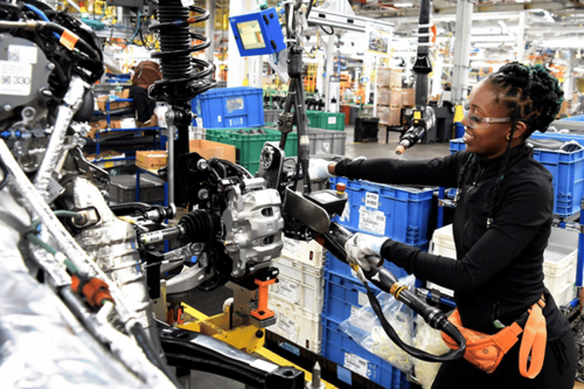 ford fast tracks pay raise for 8000 uaw employees amid union battle over new labor contract 