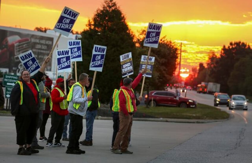 ford workers join those at gm in approving contract settlement that ended uaw strikes