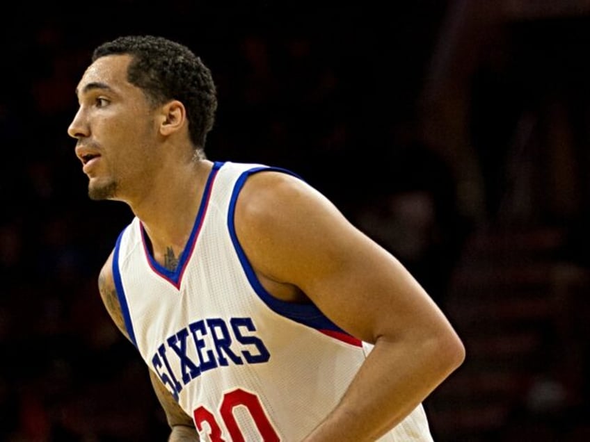 PHILADELPHIA, PA - NOVEMBER 19: Drew Gordon #30 of the Philadelphia 76ers looks to pass th