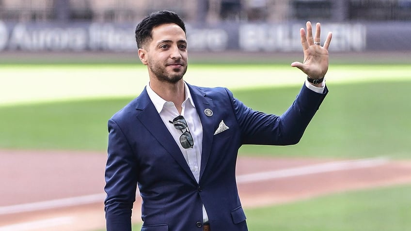 Ryan Braun salutes fans