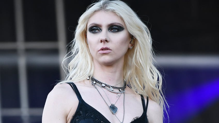 former child star taylor momsen was mocked relentlessly for iconic cindy lou who role in the grinch