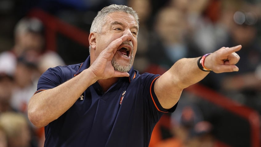 Bruce Pearl yells