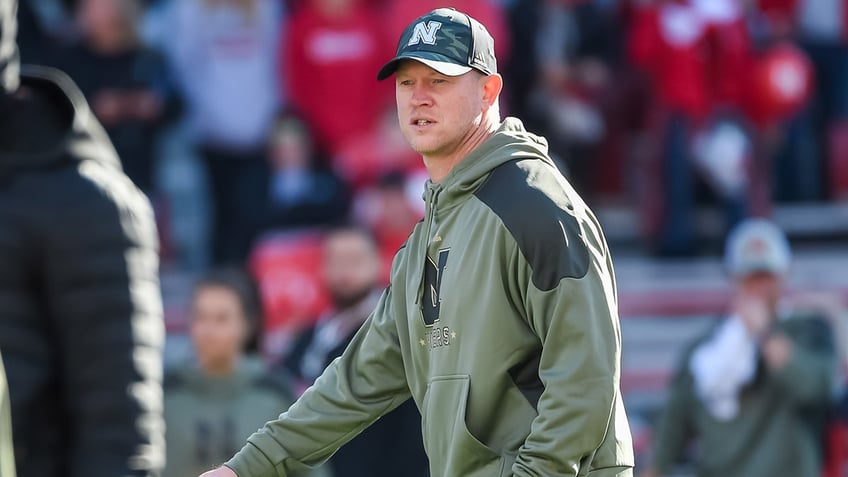 Scott Frost watches warmups