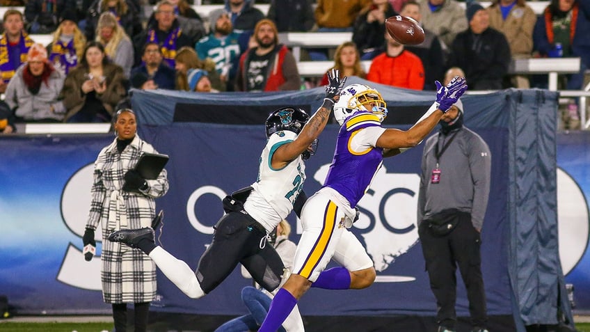 Isaiah Winstead catching touchdown