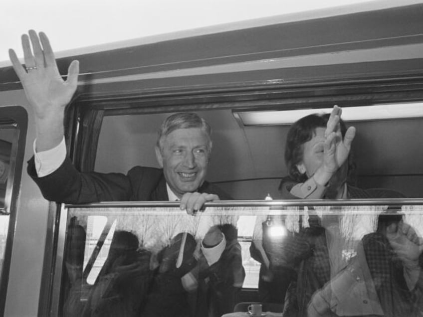 Uitwuif-vangvang for former Prime Minister Dries van Agt in W in Amsterdam on departure to