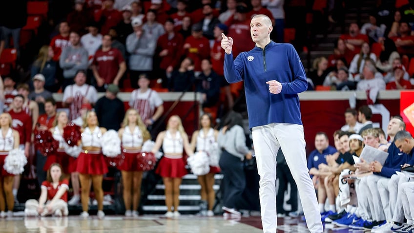 Mark Pope coaches a BYU game