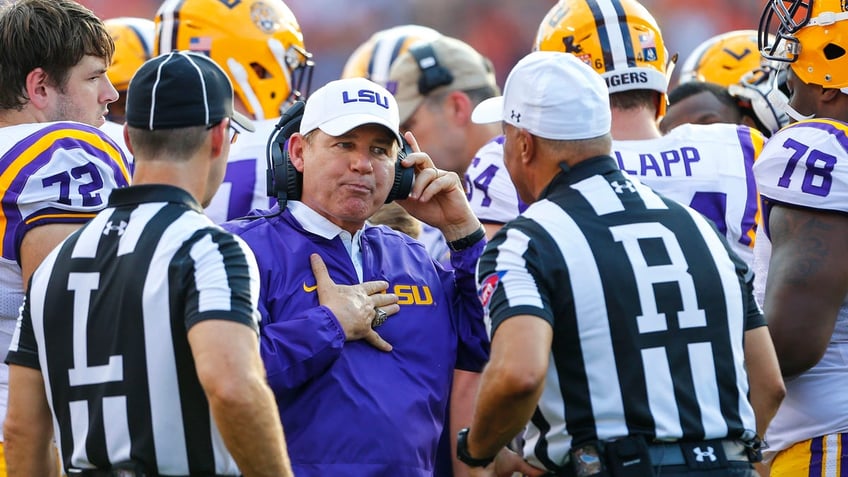 Les Miles talks to officials