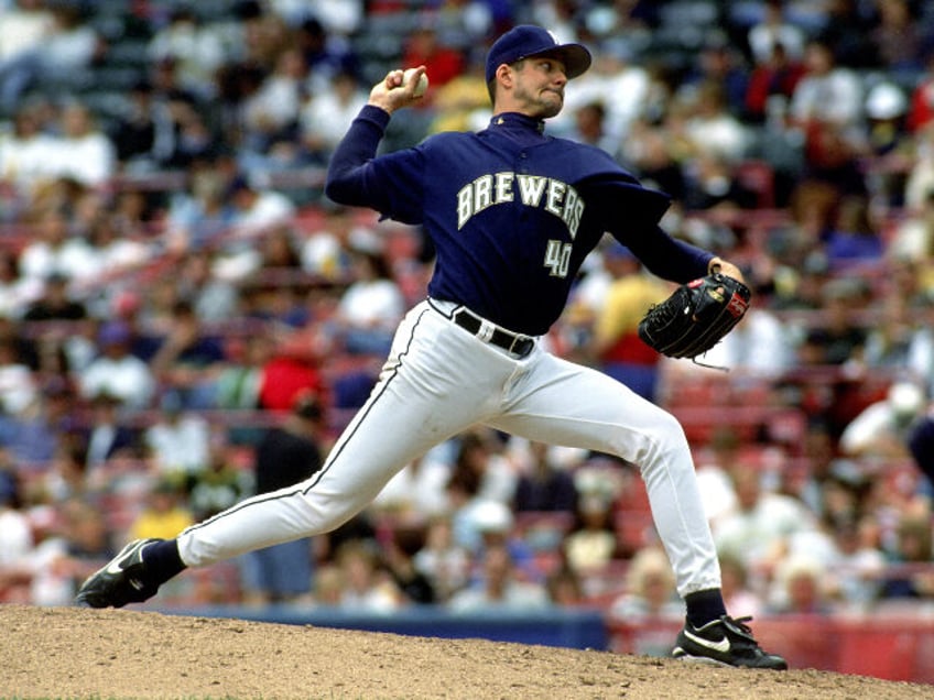 MILWAUKEE, WI - MAY 1997: Ben McDonald #40 of the Milwaukee Brewers pitching against the A