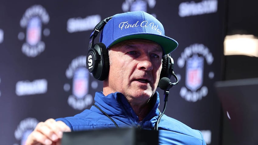 Merril Hoge interviewed at radio row