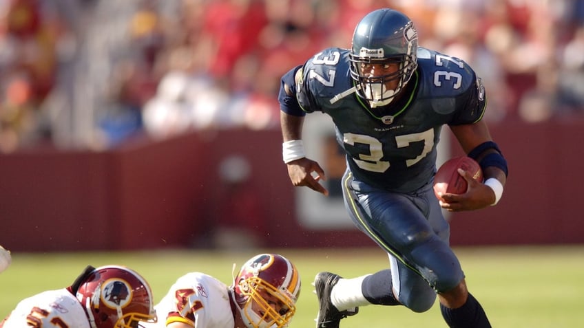 Shaun Alexander runs