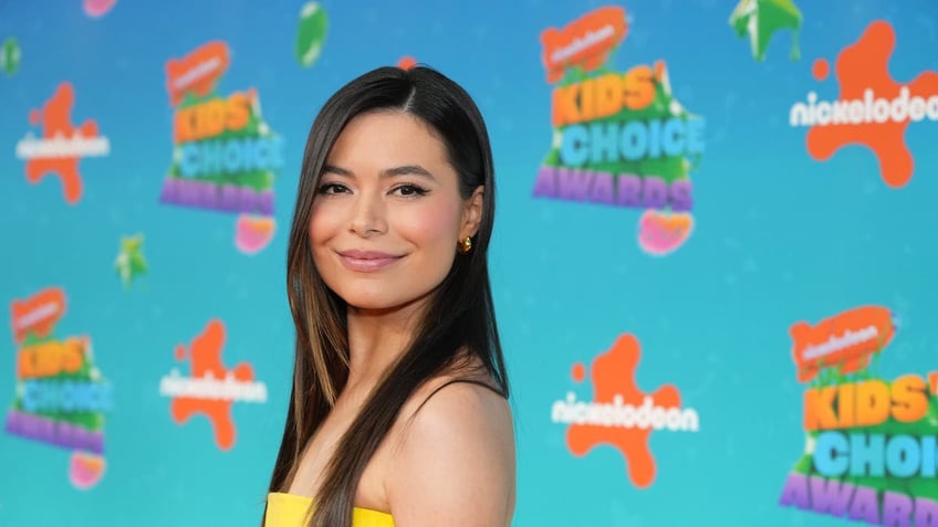 miranda cosgrave on nickelodeon carpet