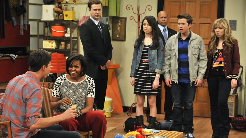 michelle obama with miranda cosgrove and icarly cast