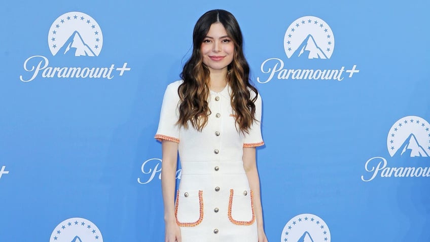 miranda cosgrove on paramount red carpet