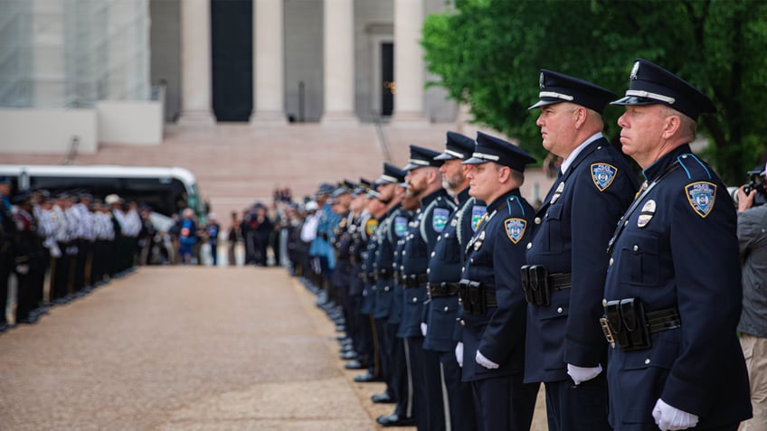 former officer country musician steps in to fight plague of police suicides mental health crisis