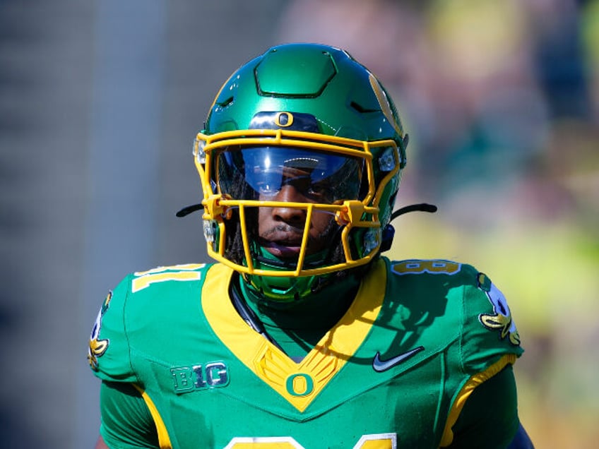 Ryan Pellum #81 of the Oregon Ducks warms up prior to a game against the Idaho Vandals at