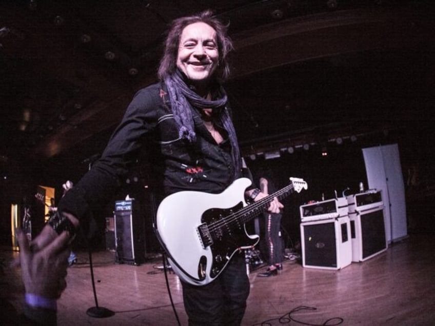 NEW YORK, NY - DECEMBER 2: MANDATORY CREDIT Bill Tompkins/Getty Images Jake E Lee and Red