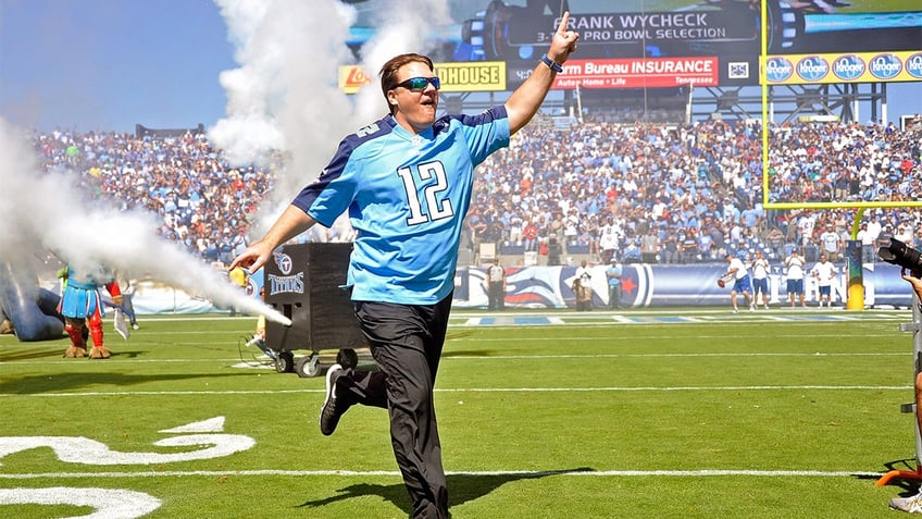 Frank Wycheck runs onto the field