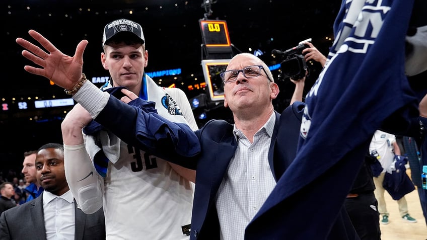 Dan Hurley walks off the court