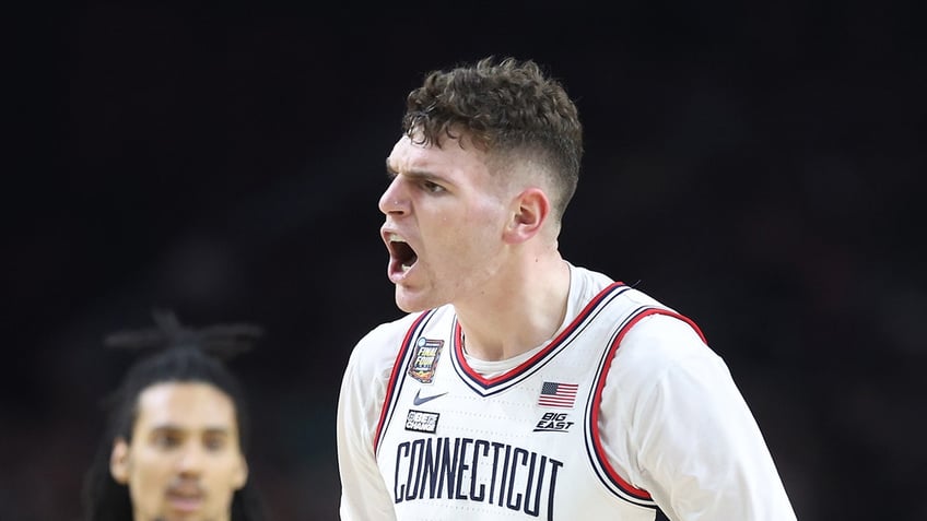 Donovan Clingan reacts on court