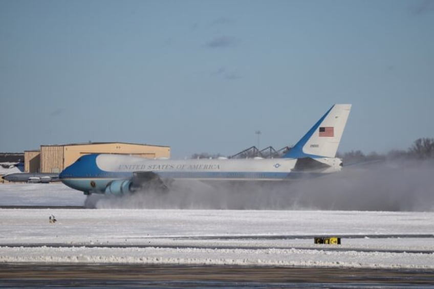 Special Air Mission 39, carrying former US president Jimmy Carter's body and family, lands