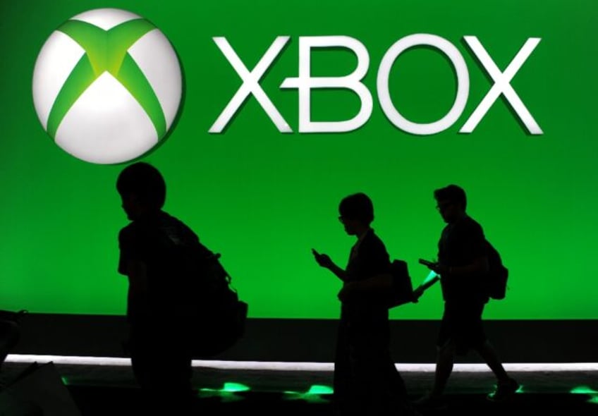 The head of Microsoft's Xbox team says it is not changing its 'fundamental' strategy of ex