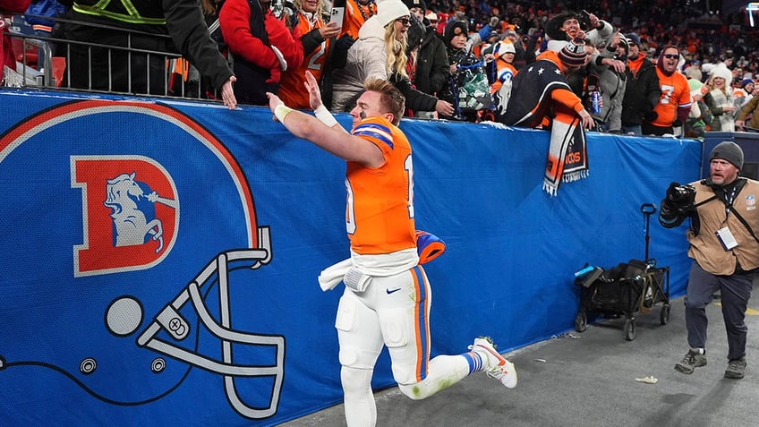 Bo Nix high fives fans