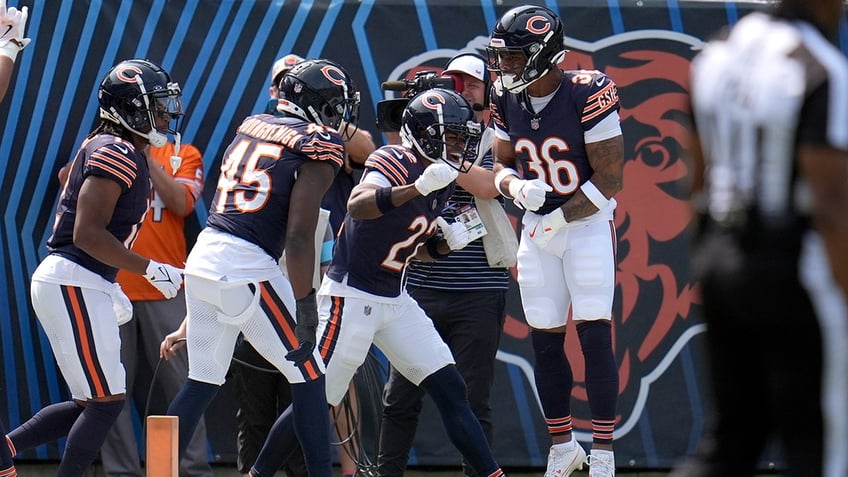 Jonathan Owens celebrates with teammates