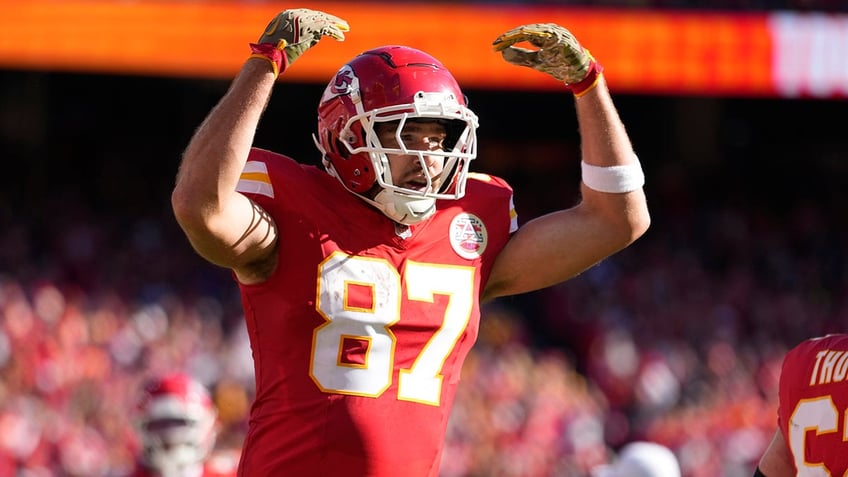 Travis Kelce celebrates