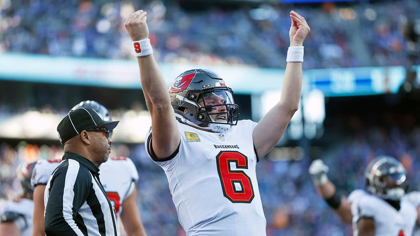 Baker Mayfield celebrates