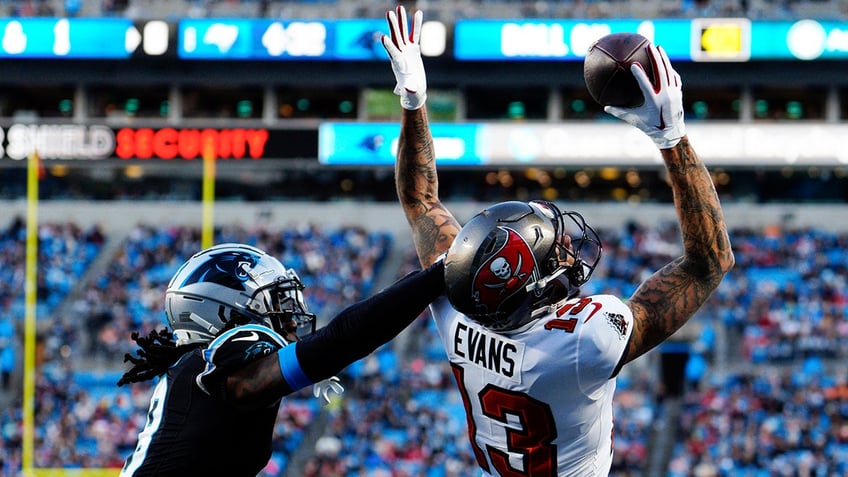 Mike Evans catches pass