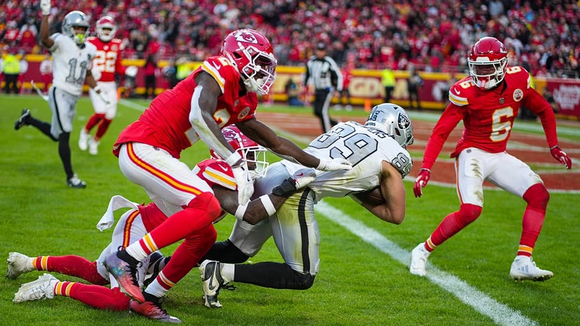 Brock Bowers dives for touchdown