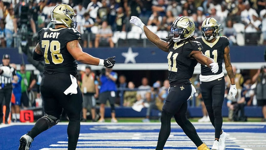 Alvin Kamara celebrates touchdown