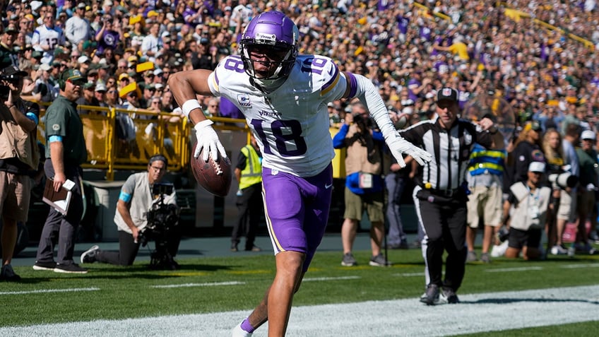 Justin Jefferson celebrates