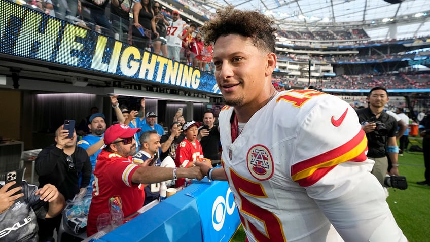 Patrick Mahomes celebrates with fans