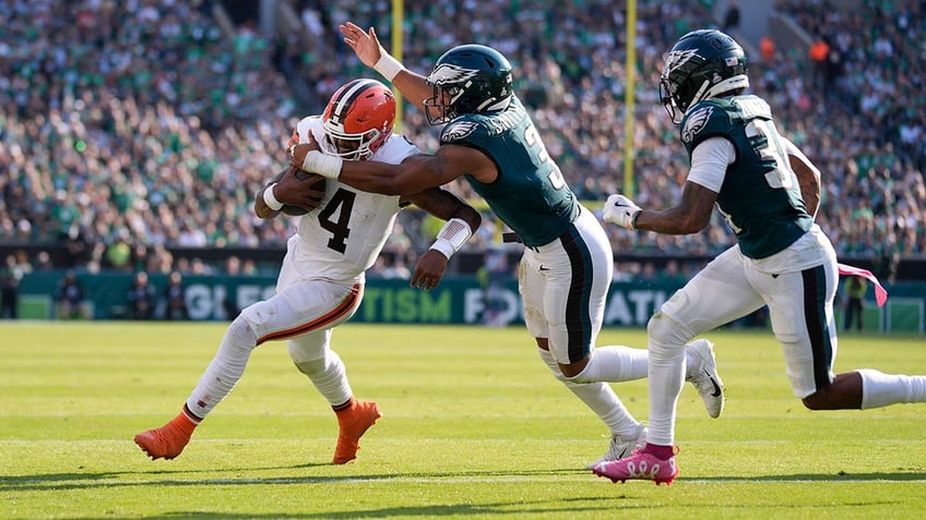 Deshaun Watson gets tackled