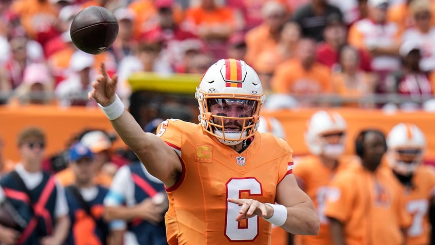 Baker Mayfield throws pass