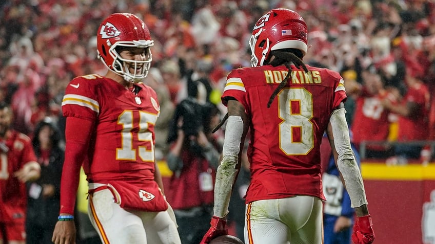 DeAndre Hopkins celebrates with Patrick Mahomes