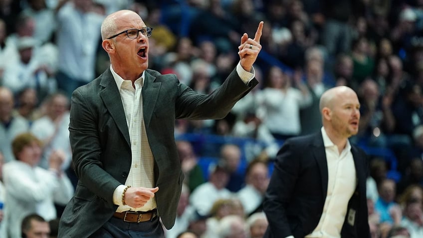 UConnDan Hurley coaches a UConn game